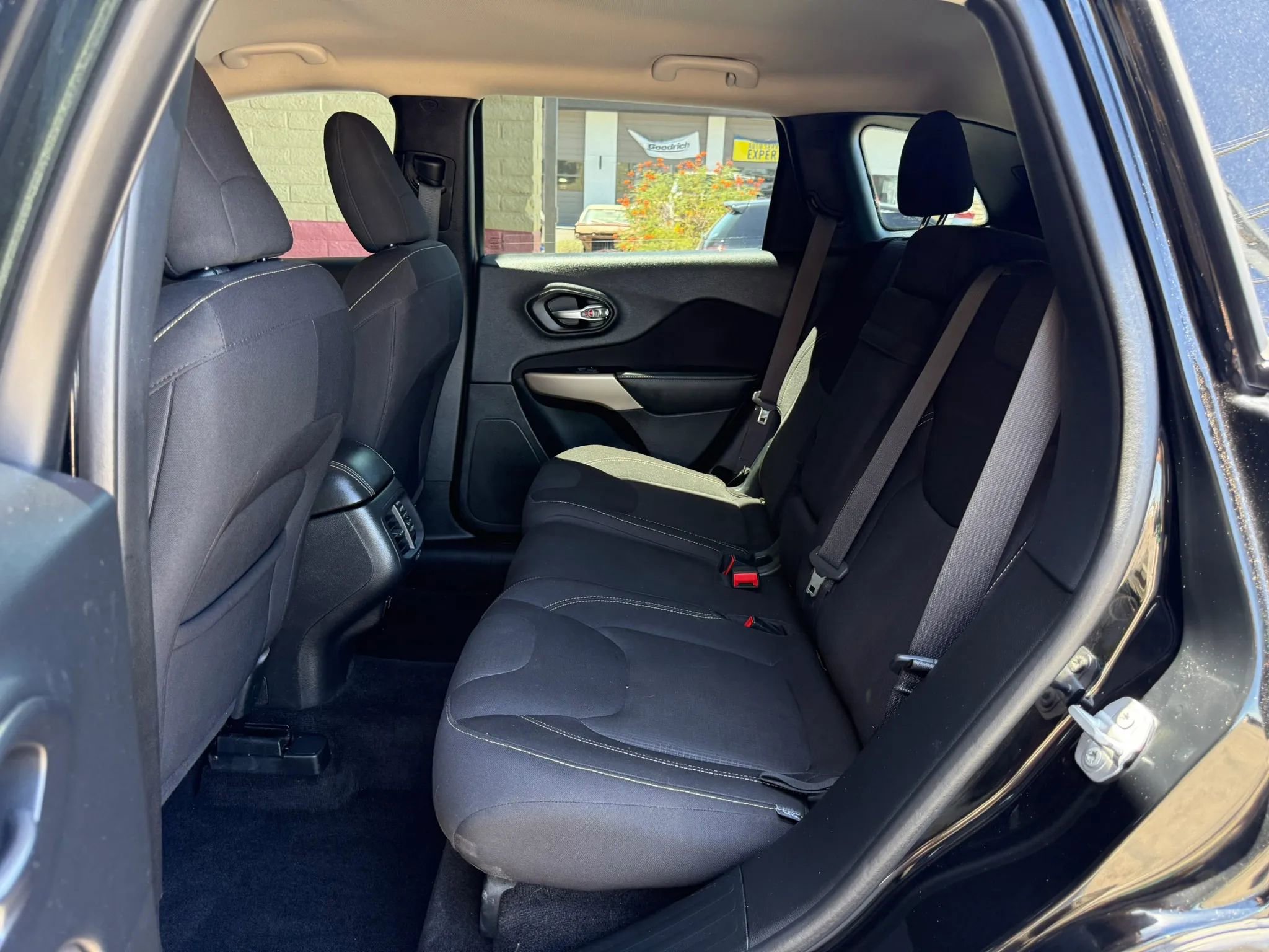 Used 2017 Jeep Cherokee Latitude w/ Safety/Convenience Group FWD image 20