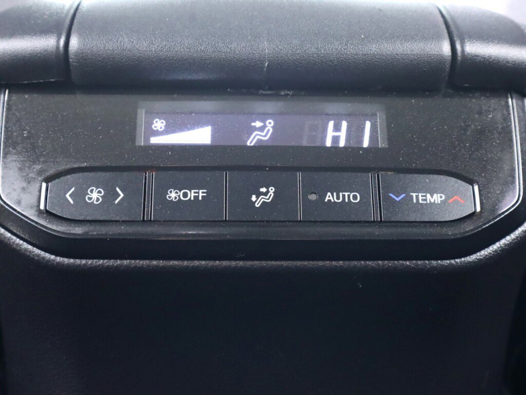 Used 2021 Toyota Highlander LE image 32