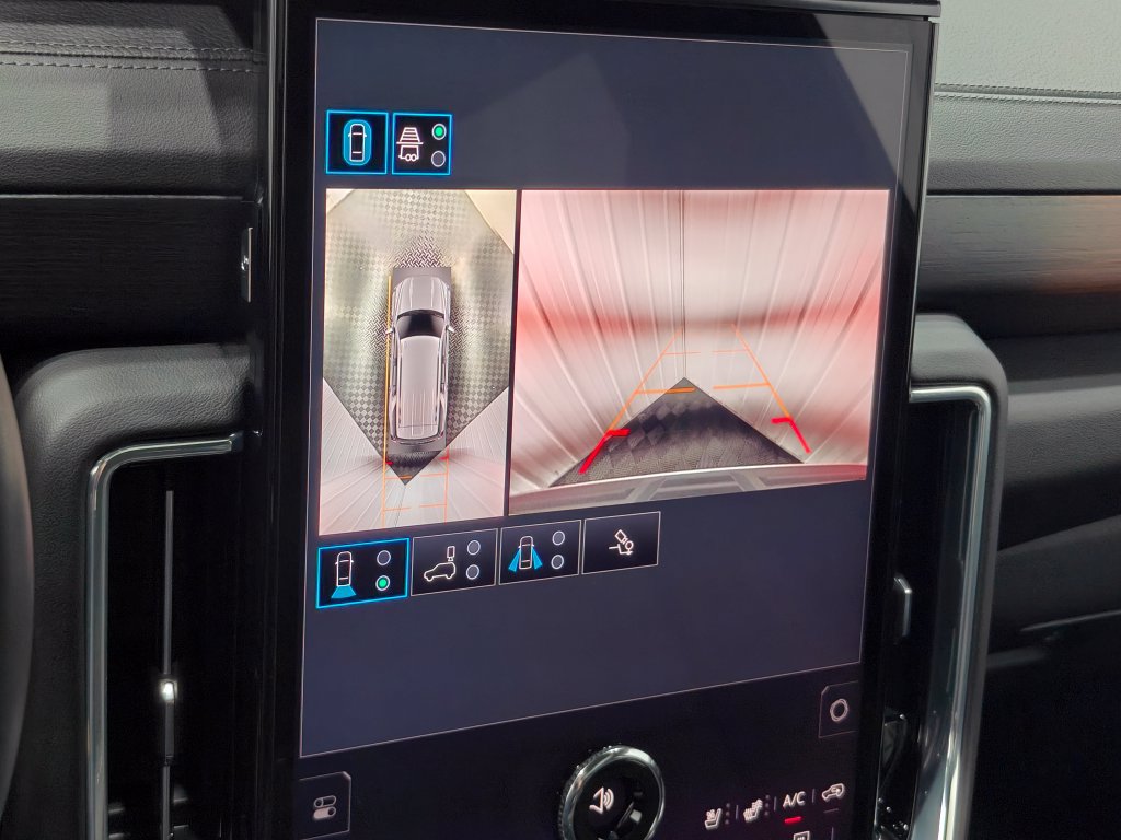 Used 2025 GMC Yukon Denali w/ Sun & Power Step Package AWD/4WD image 7