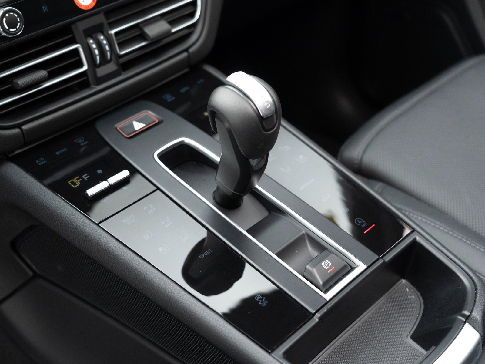Certified 2025 Porsche Macan AWD/4WD image 26