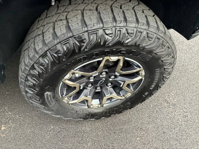 Used 2025 Chevrolet Colorado ZR2 w/ Technology Package AWD/4WD image 15