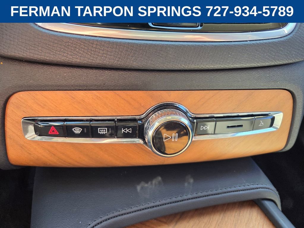 Certified 2025 Volvo XC90 B6 Plus image 32
