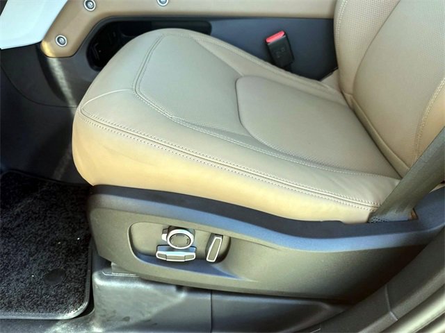 New 2025 Land Rover Defender 130 X-Dynamic SE image 19