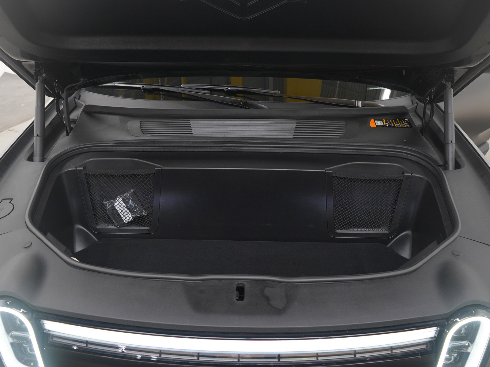 Used 2025 Rivian R1S Premium image 32