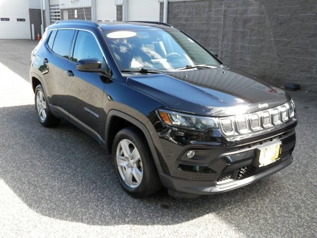 Used 2022 Jeep Compass Latitude w/ Sun and Sound Group AWD/4WD image 2