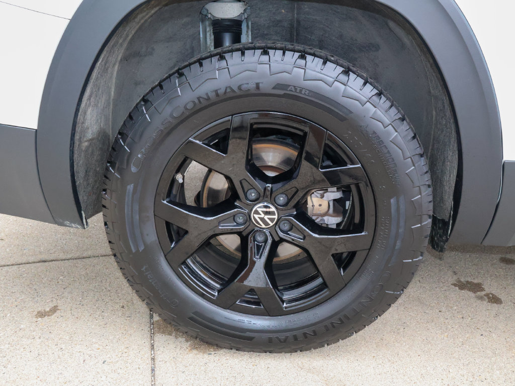 Certified 2025 Volkswagen Atlas Peak Edition SE AWD/4WD image 9