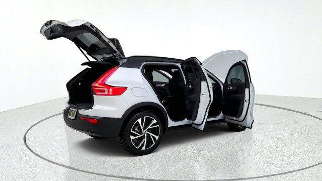 Used 2022 Volvo XC40 T4 R-Design w/ Protection Package Premier FWD image 18