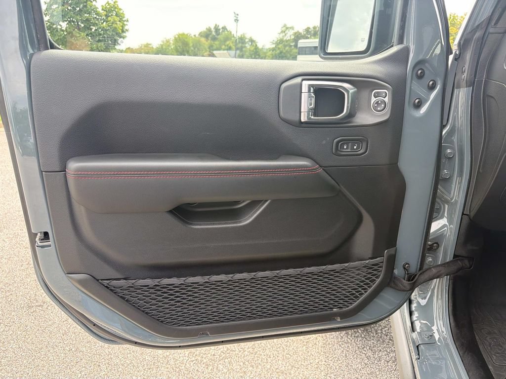 Used 2025 Jeep Wrangler Unlimited Rubicon AWD/4WD image 15