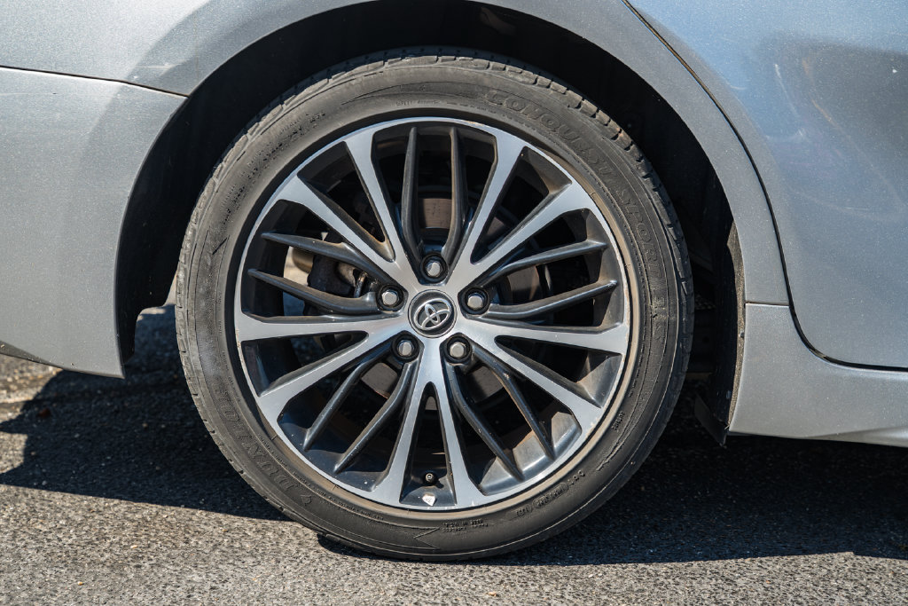 Used 2020 Toyota Camry SE w/ Sunroof Package FWD image 16