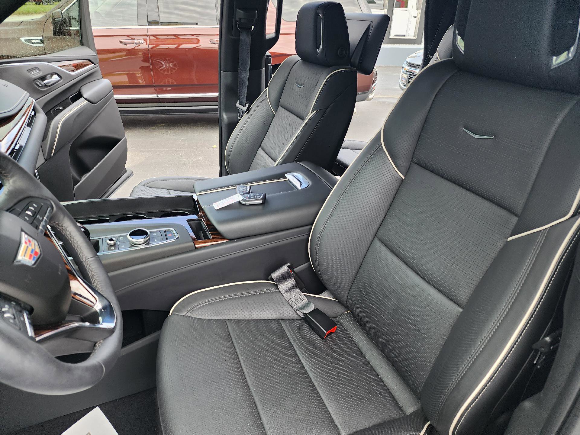 Used 2023 Cadillac Escalade Premium Luxury AWD/4WD image 7