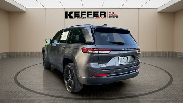 Certified 2023 Jeep Grand Cherokee Altitude image 3