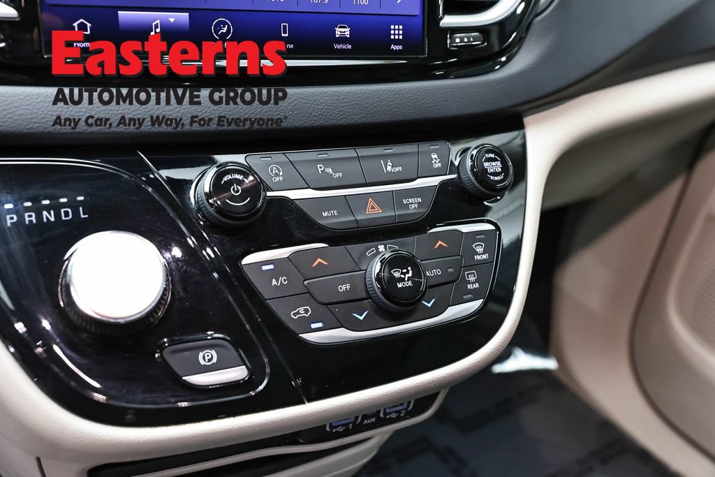 Used 2023 Chrysler Pacifica Touring-L FWD image 19