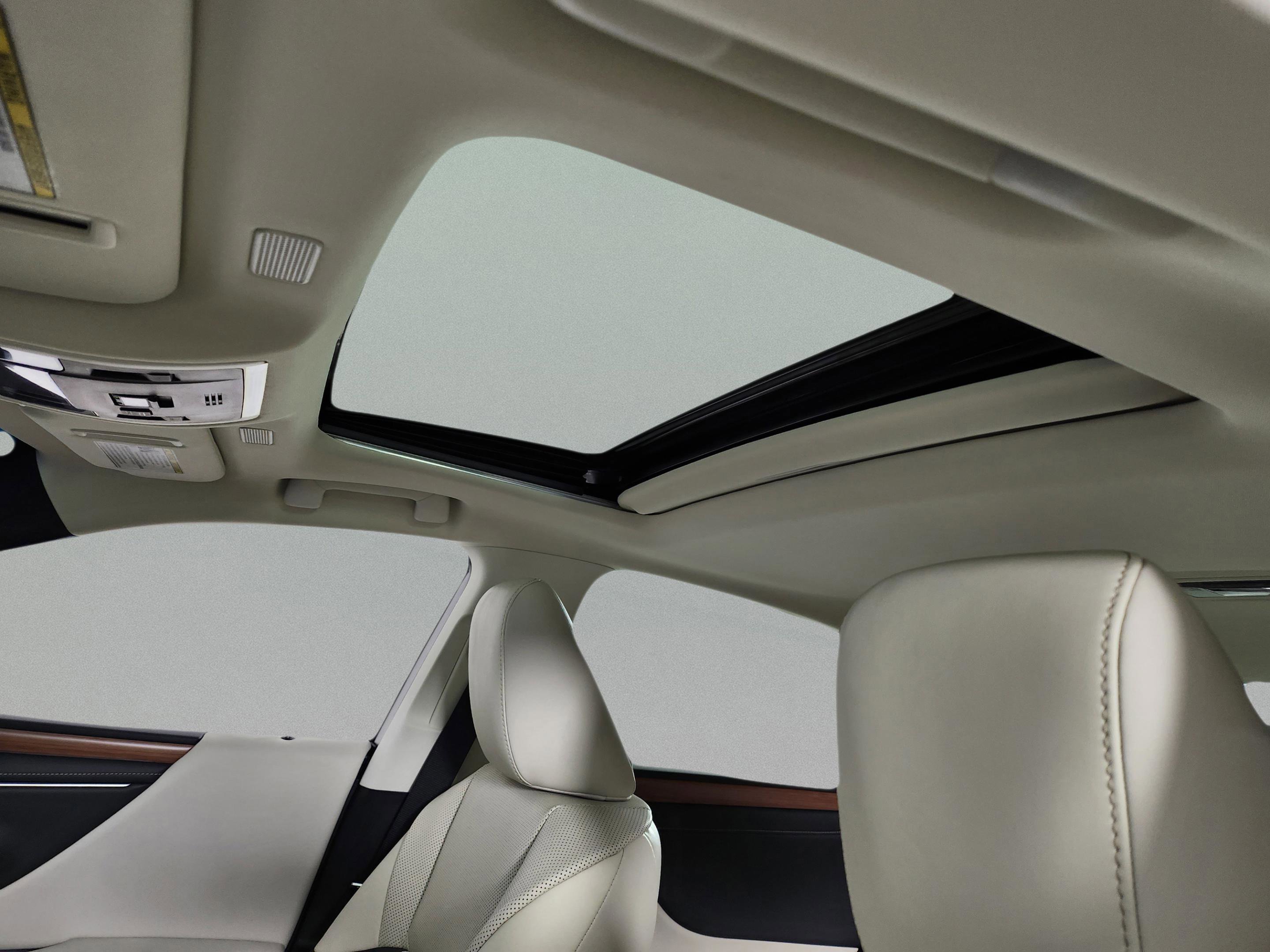 New 2025 Lexus ES 300h w/ Premium Package image 18