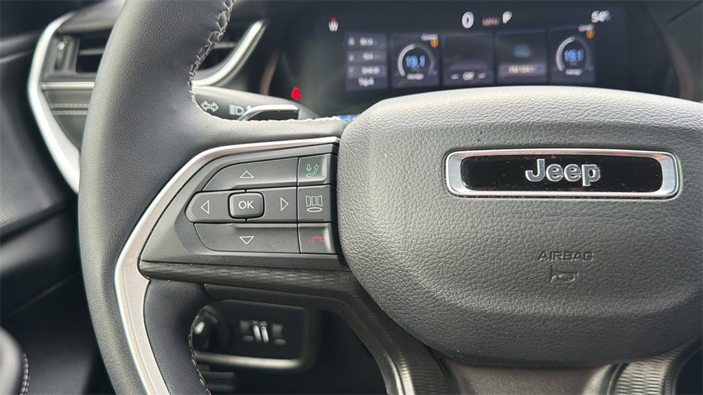 Used 2025 Jeep Grand Cherokee Laredo X w/ Luxury Tech Group I image 31