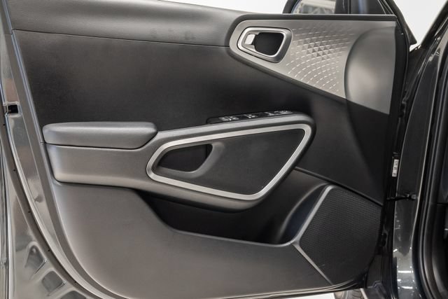 Used 2025 Kia Soul LX w/ LX Technology Package FWD image 8