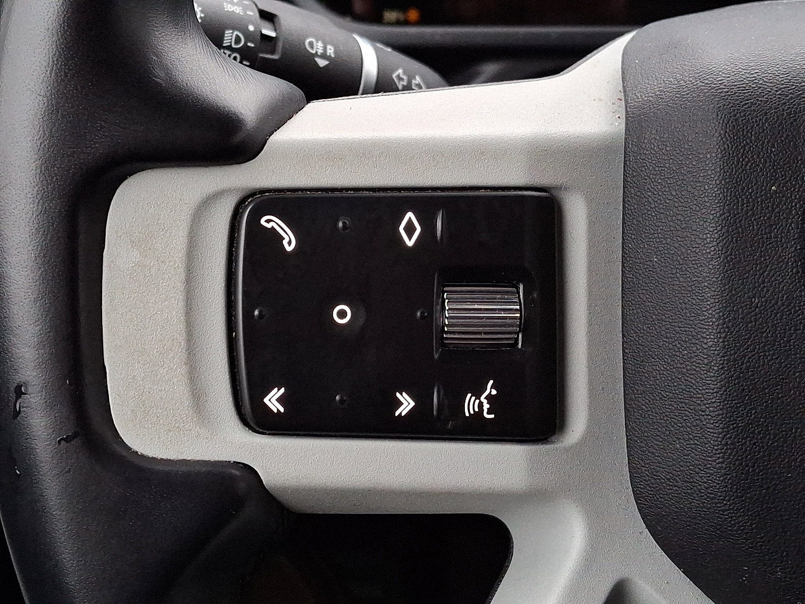 Used 2023 Land Rover Defender 90 S image 21