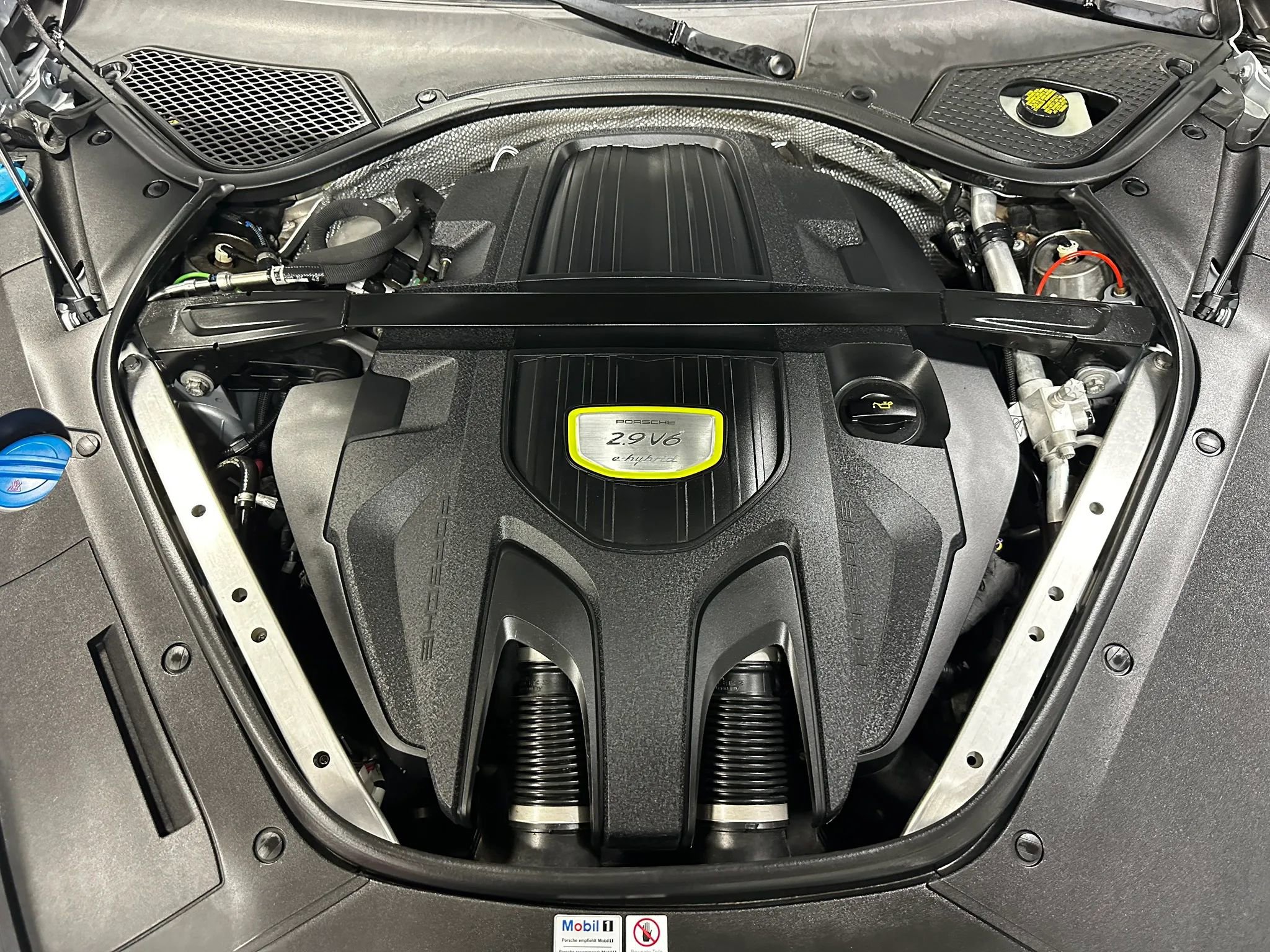 Used 2018 Porsche Panamera 4 w/ Premium Package Plus AWD/4WD image 27