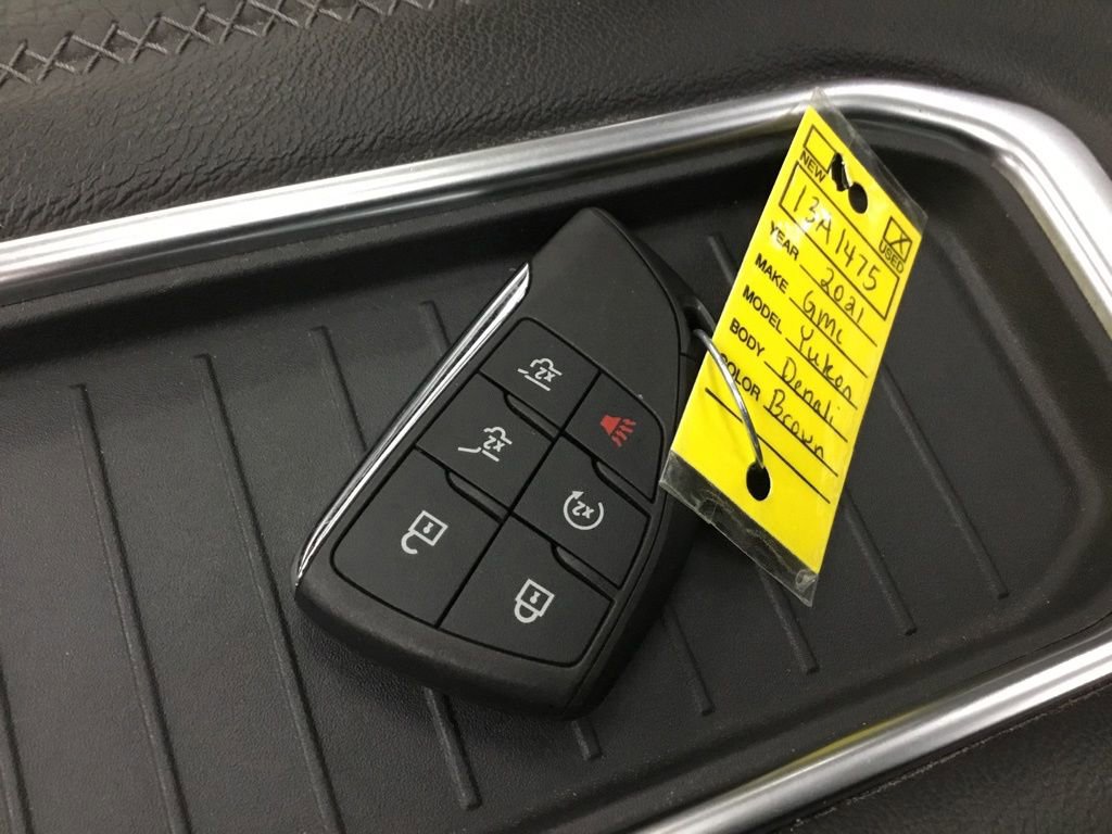 Used 2021 GMC Yukon Denali w/ Denali Premium Package image 18
