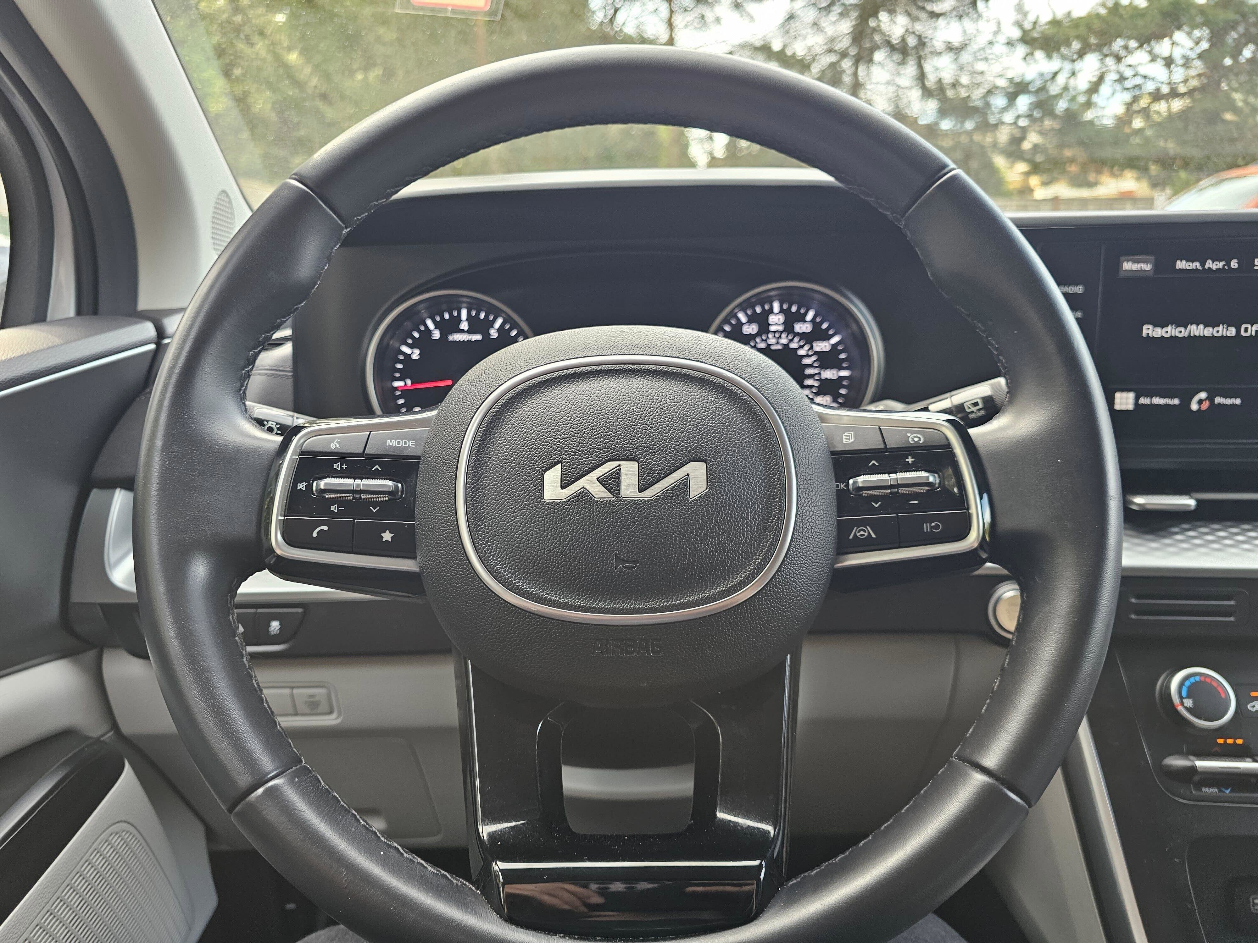Used 2022 Kia Carnival LX FWD image 23