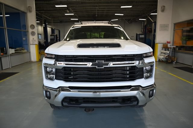 Used 2024 Chevrolet Silverado 2500 LT AWD/4WD image 2