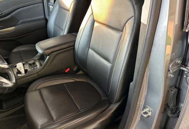 Used 2023 GMC Acadia SLT w/ Elevation Edition AWD/4WD image 7