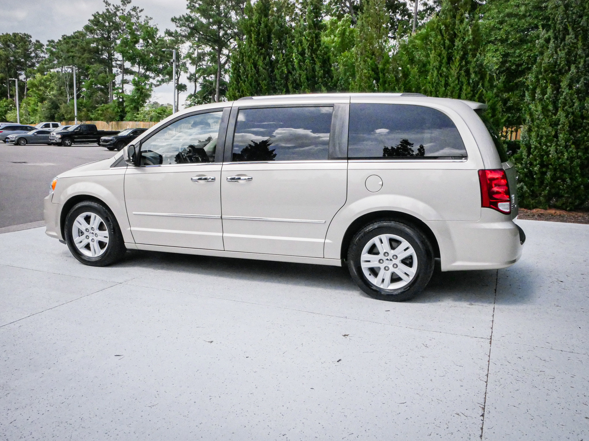 Used 2013 Dodge Grand Caravan Crew w/ Driver Convenience Group FWD image 7