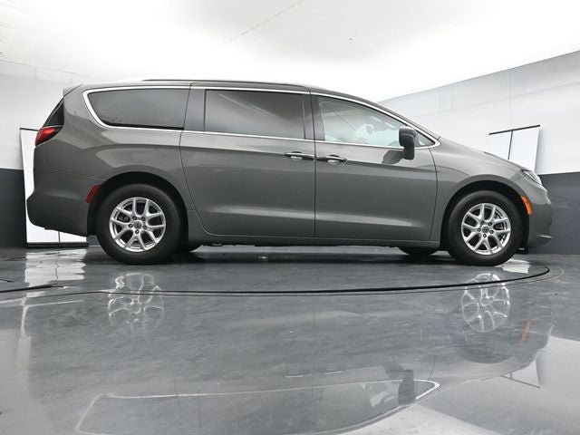 Used 2021 Chrysler Pacifica Touring-L image 34
