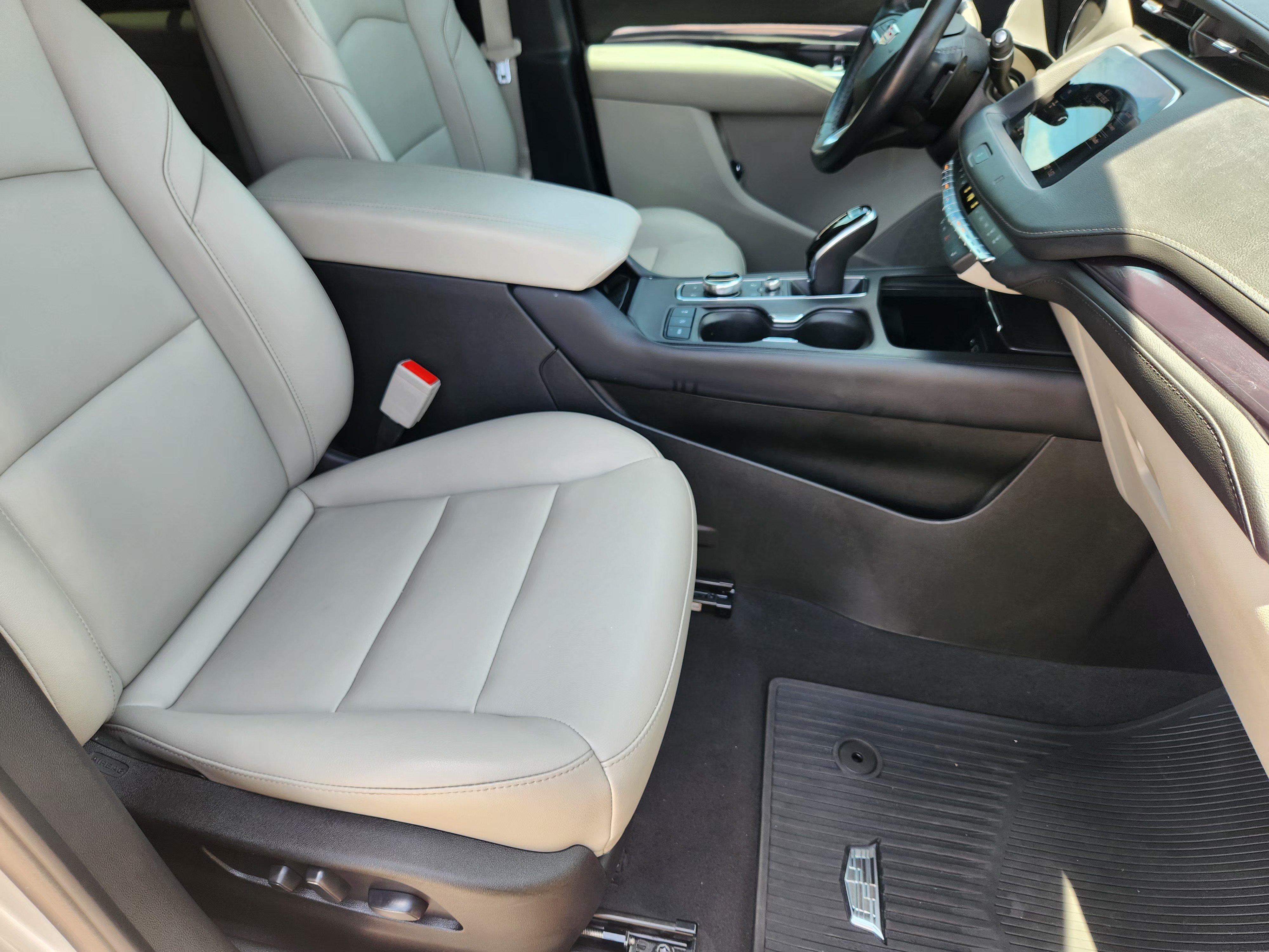 Used 2021 Cadillac XT4 Luxury w/ Cold Weather Package FWD image 15