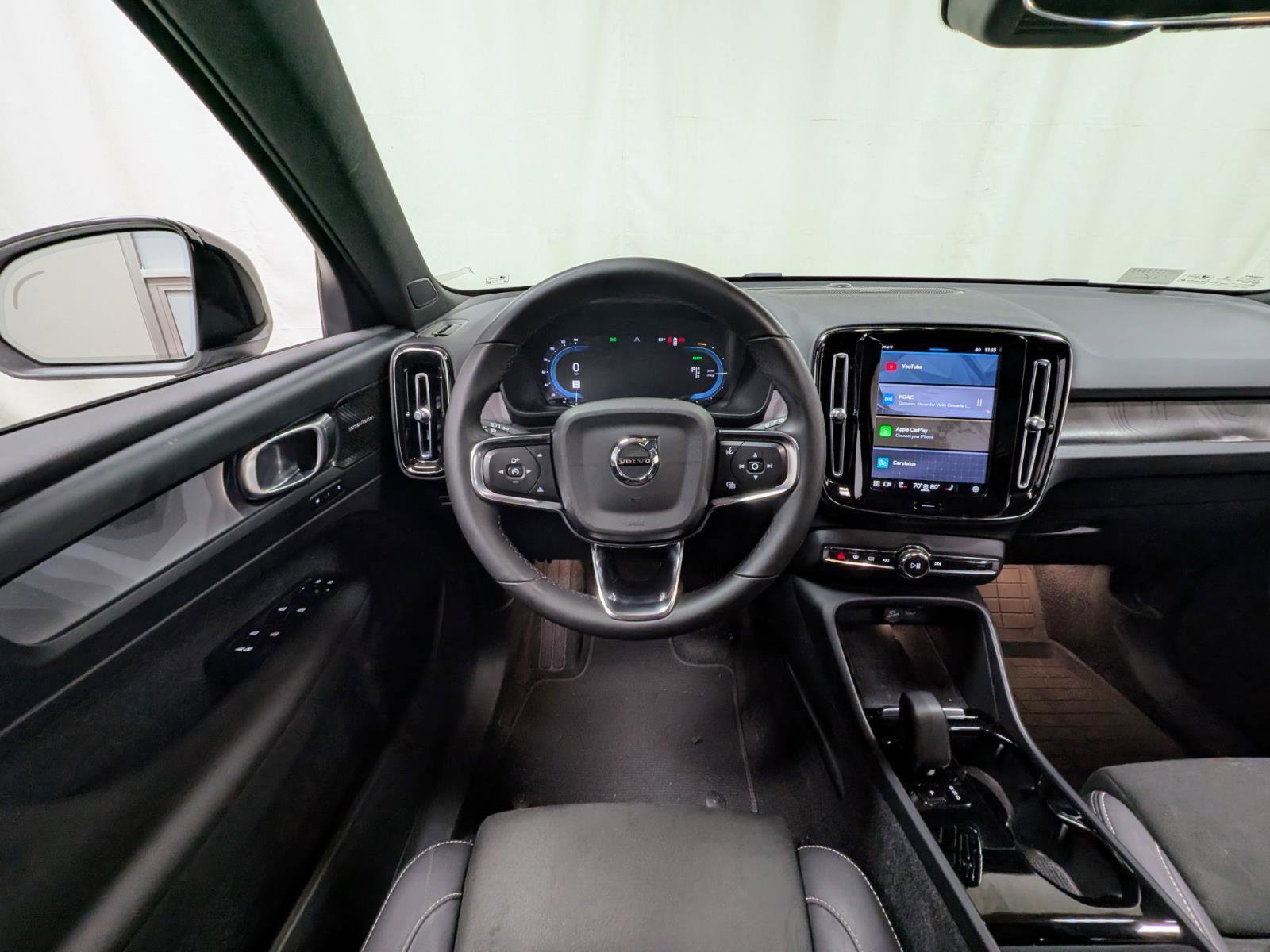 Used 2023 Volvo XC40 Recharge Ultimate w/ Protection Package Premier image 2