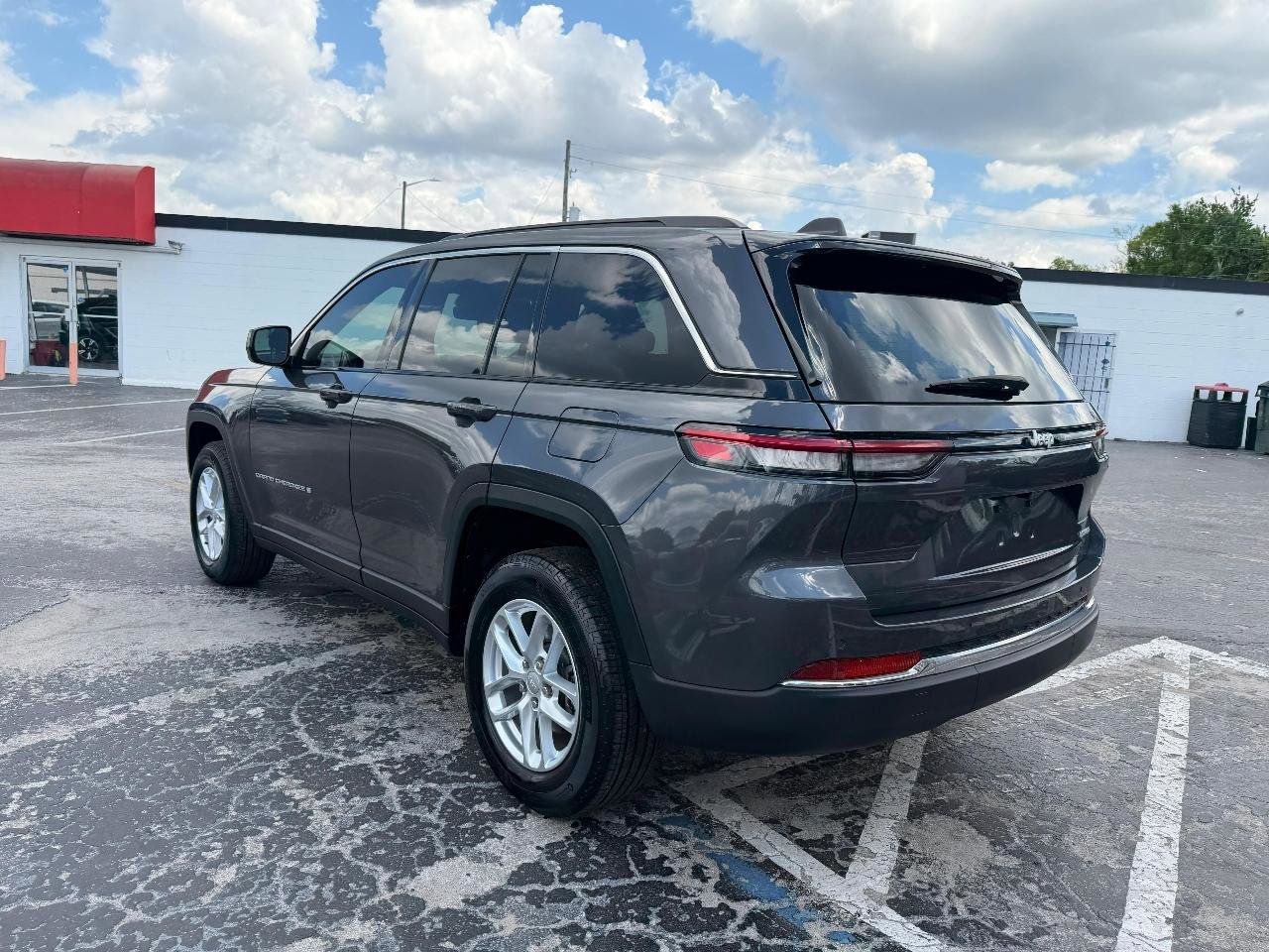 Used 2025 Jeep Grand Cherokee Laredo X image 5