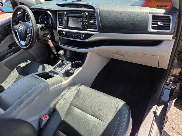 Used 2019 Toyota Highlander LE w/ Carpet Mat Package (TMS) FWD image 16