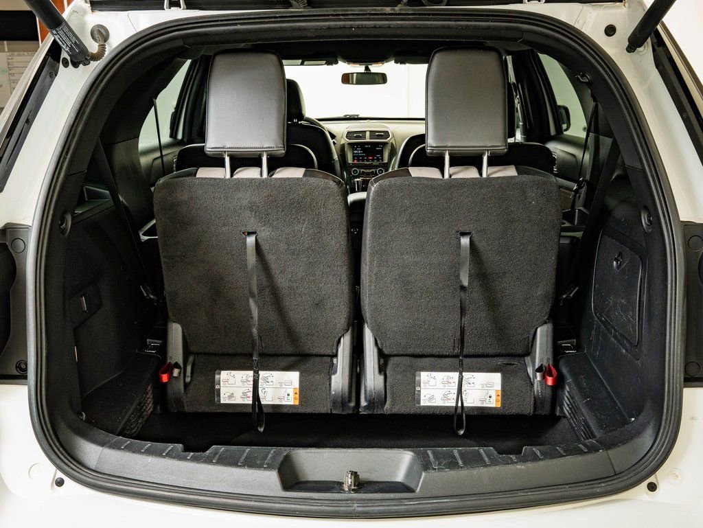 Used 2017 Ford Explorer XLT w/ Equipment Group 202A image 18