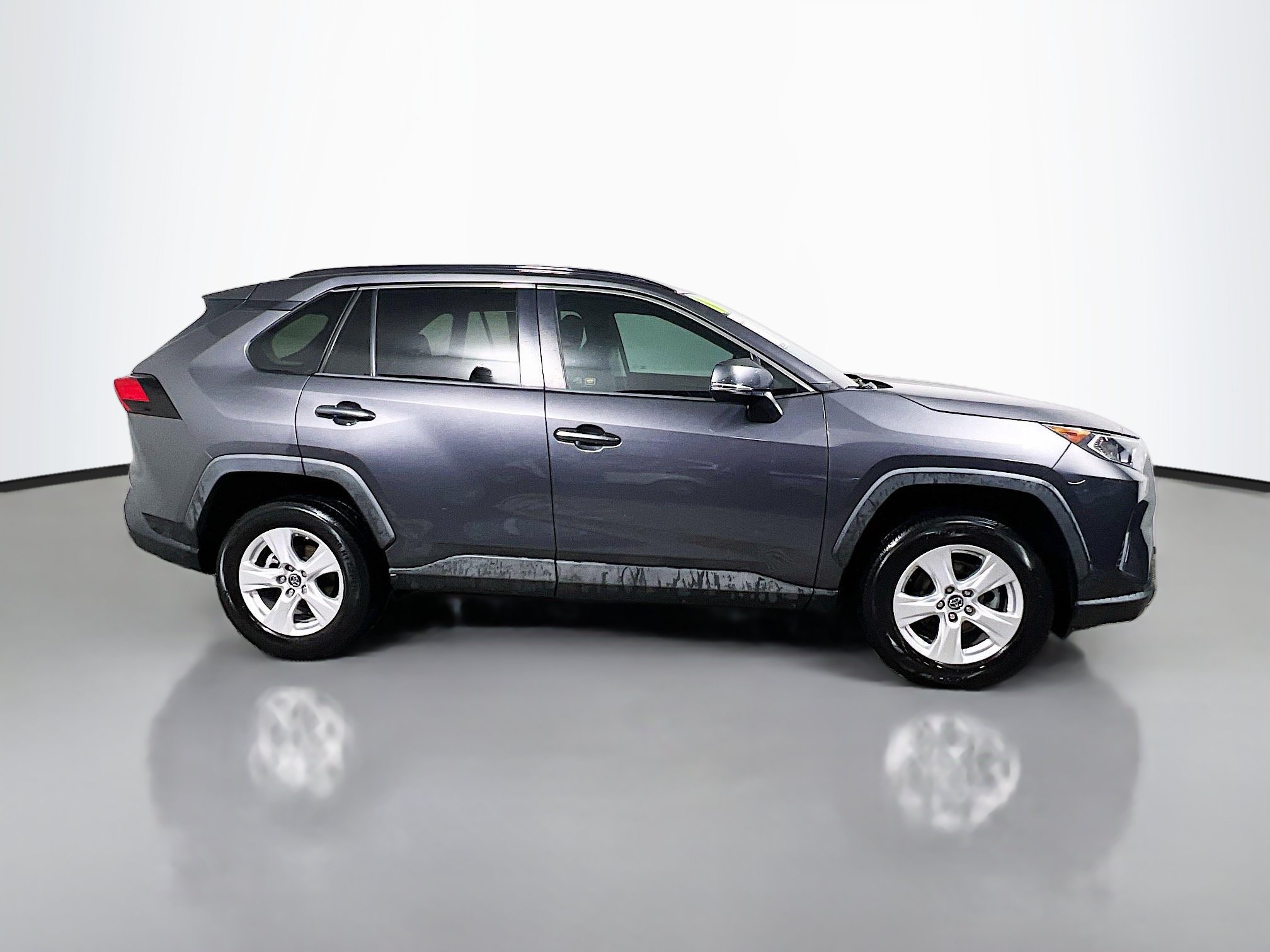 Used 2019 Toyota RAV4 XLE w/ Convenience Package FWD image 3