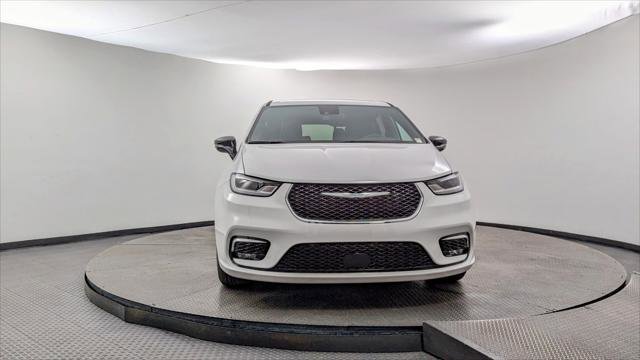 Used 2026 Chrysler Pacifica Select image 12