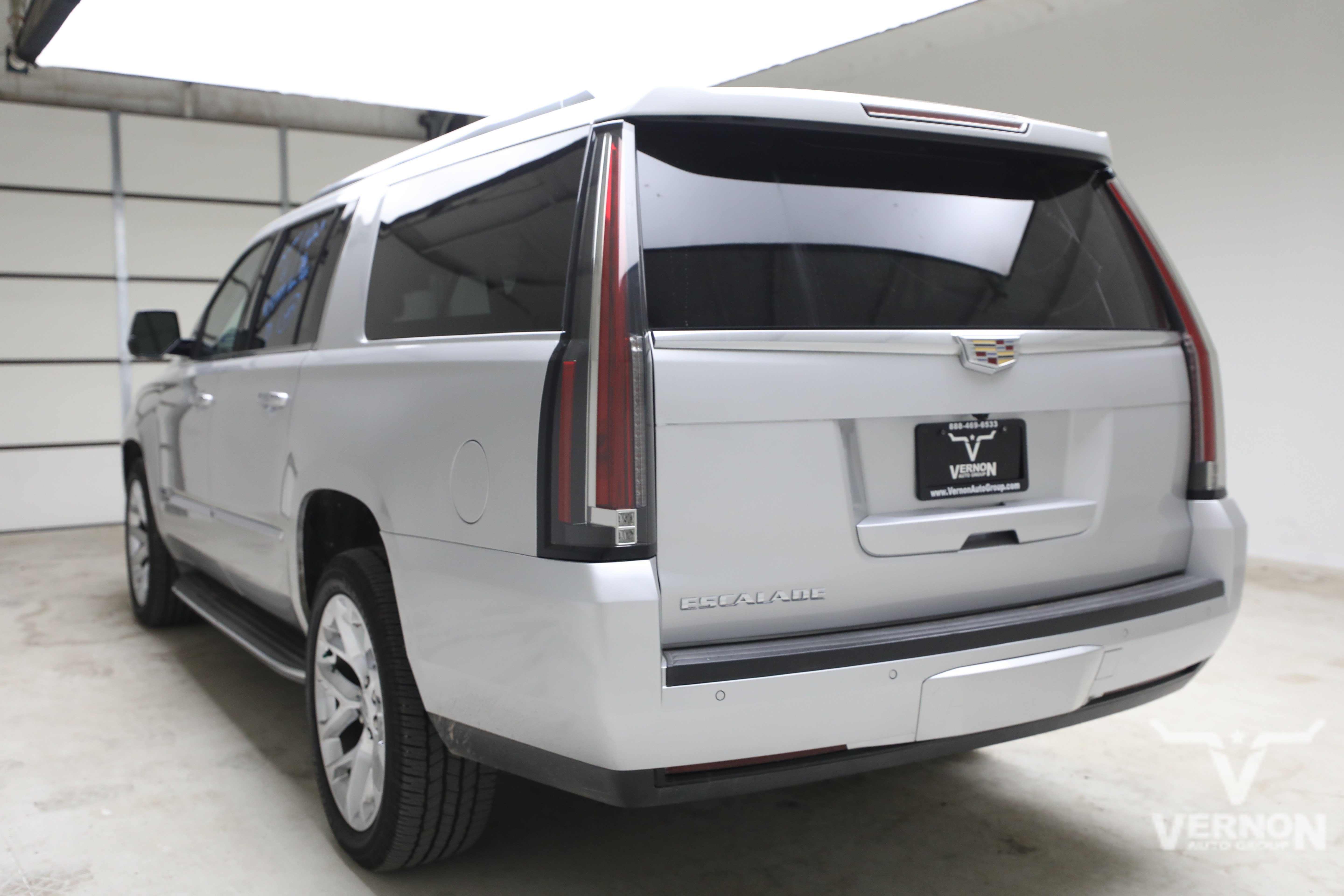 Used 2015 Cadillac Escalade ESV Luxury RWD image 2