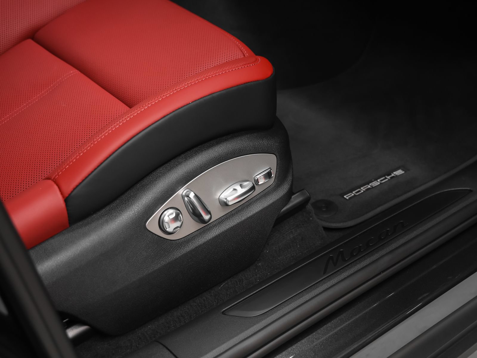 Certified 2026 Porsche Macan AWD/4WD image 21