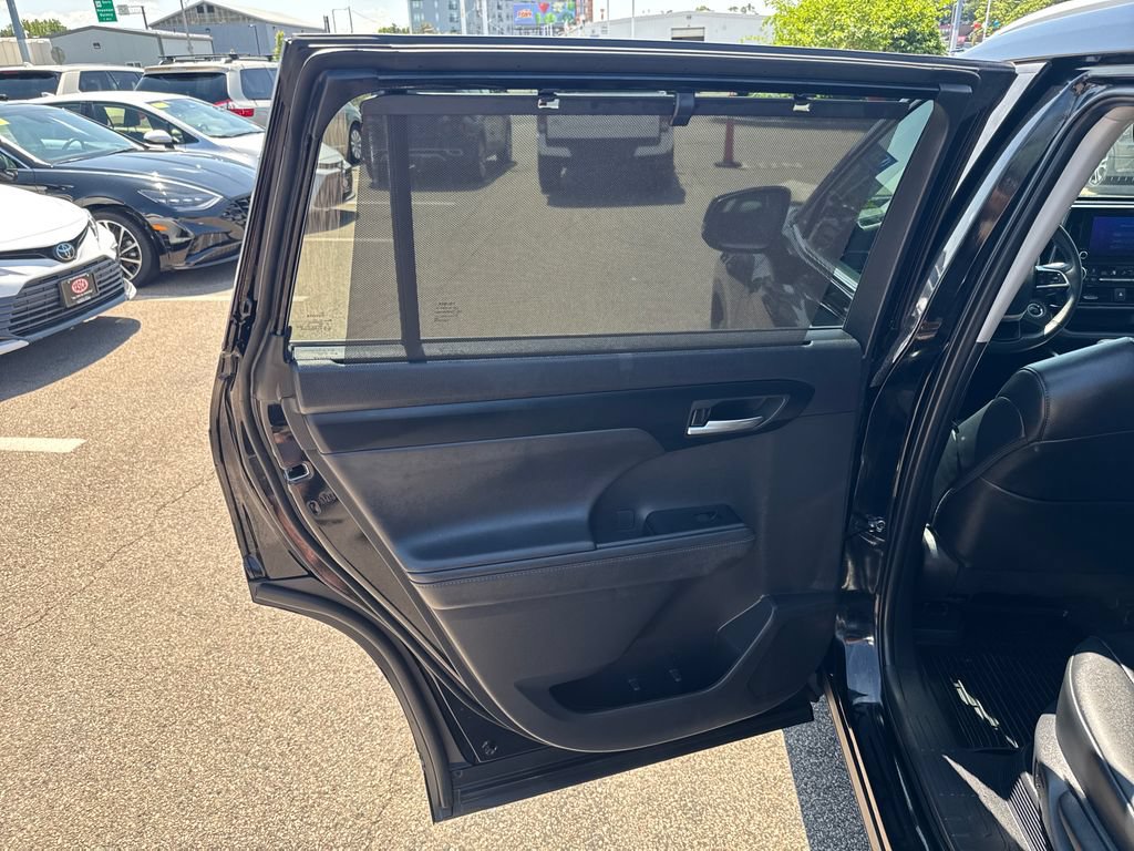Used 2025 Toyota Highlander XLE AWD/4WD image 42