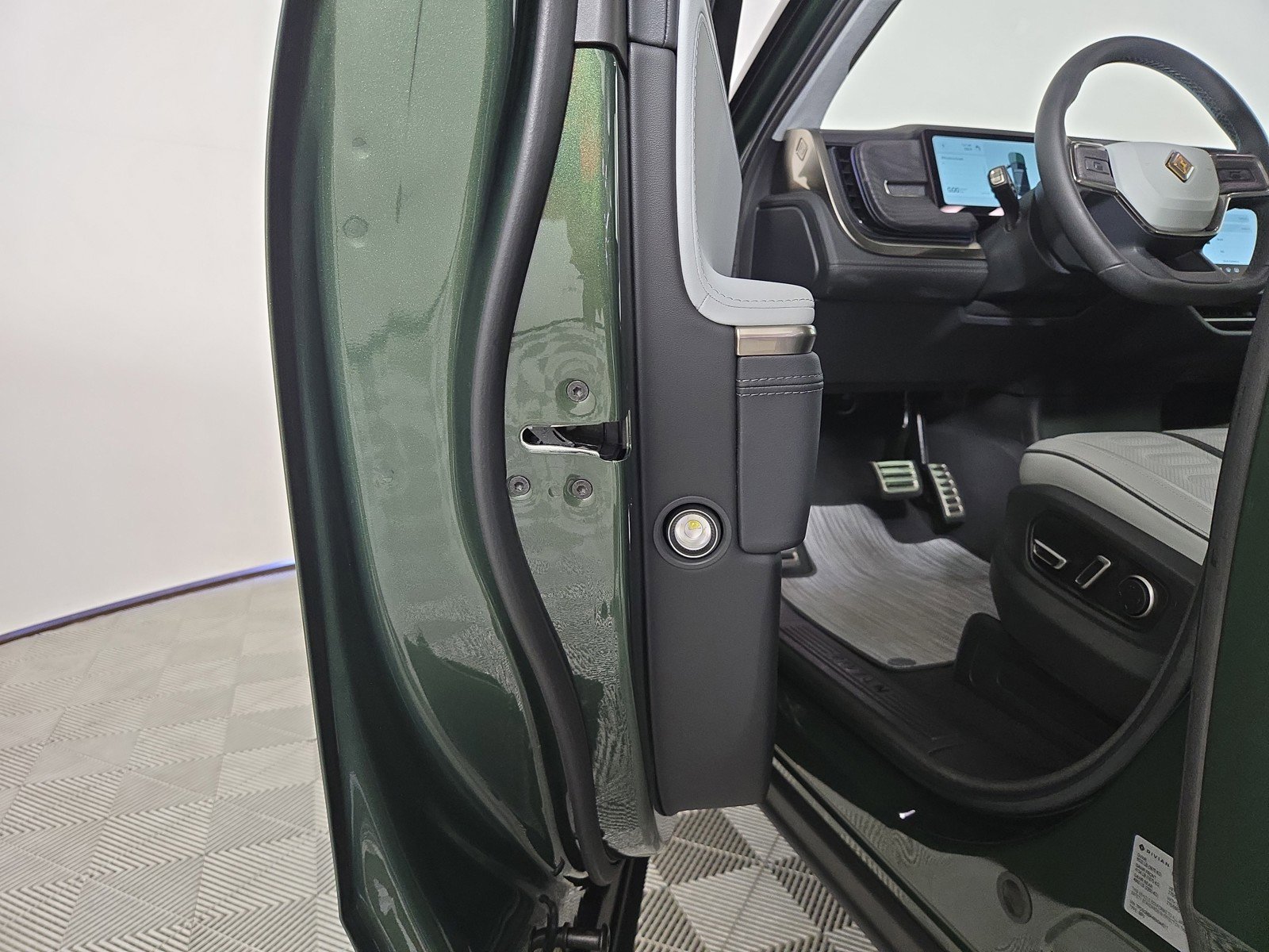 Used 2024 Rivian R1S Adventure AWD/4WD image 32