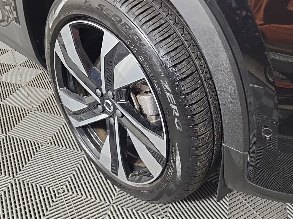 Certified 2024 Volvo XC40 B5 Ultimate w/ Climate Package image 5