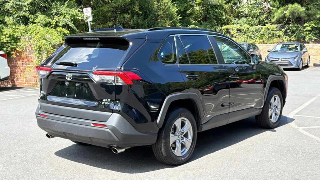 Used 2025 Toyota RAV4 XLE AWD/4WD image 4