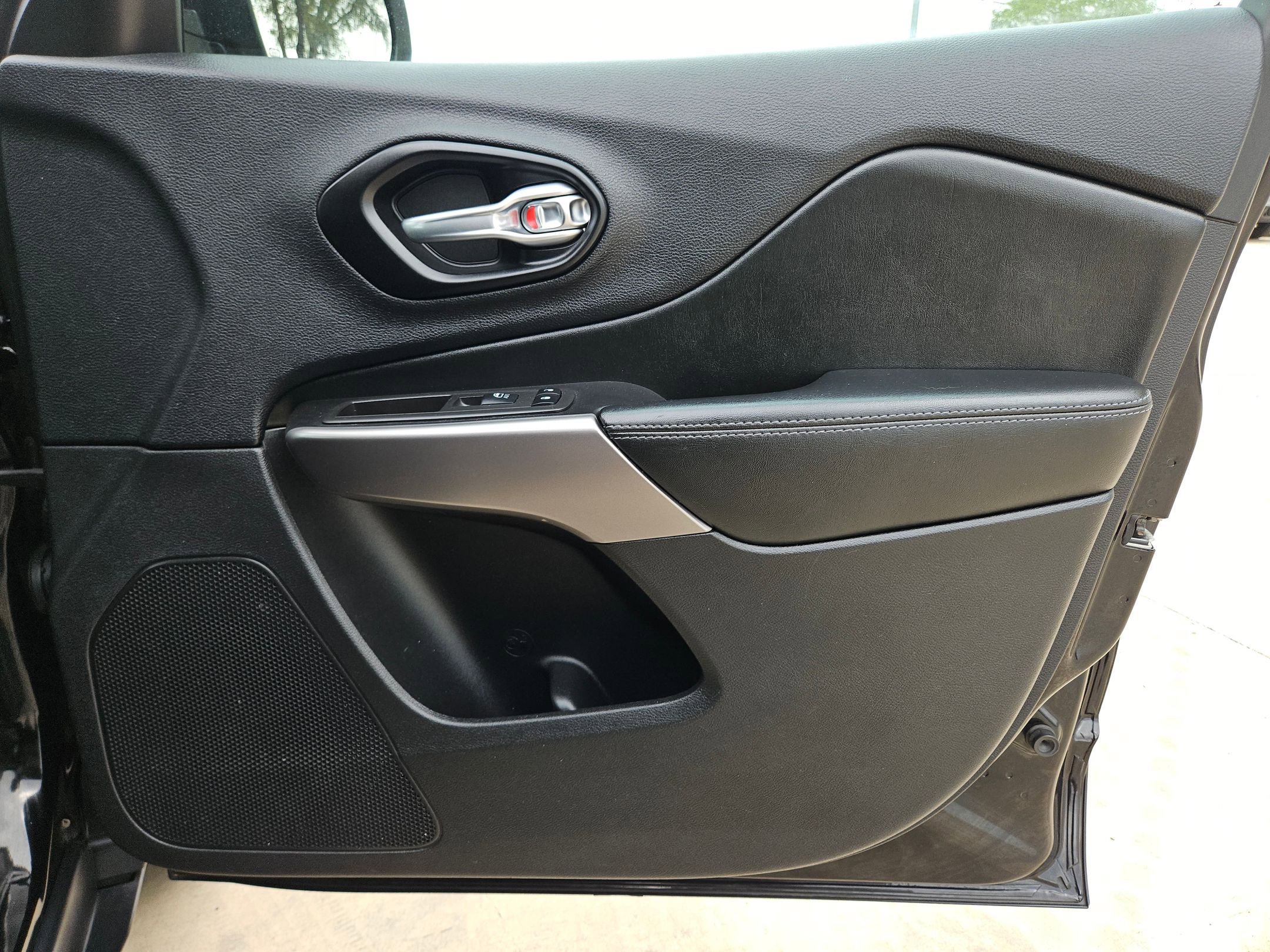 Used 2021 Jeep Cherokee Latitude w/ Mopar Interior Package image 29