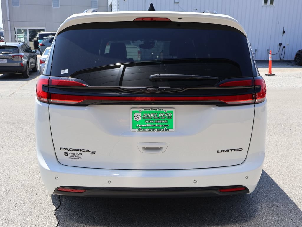 Used 2025 Chrysler Pacifica Limited FWD image 4