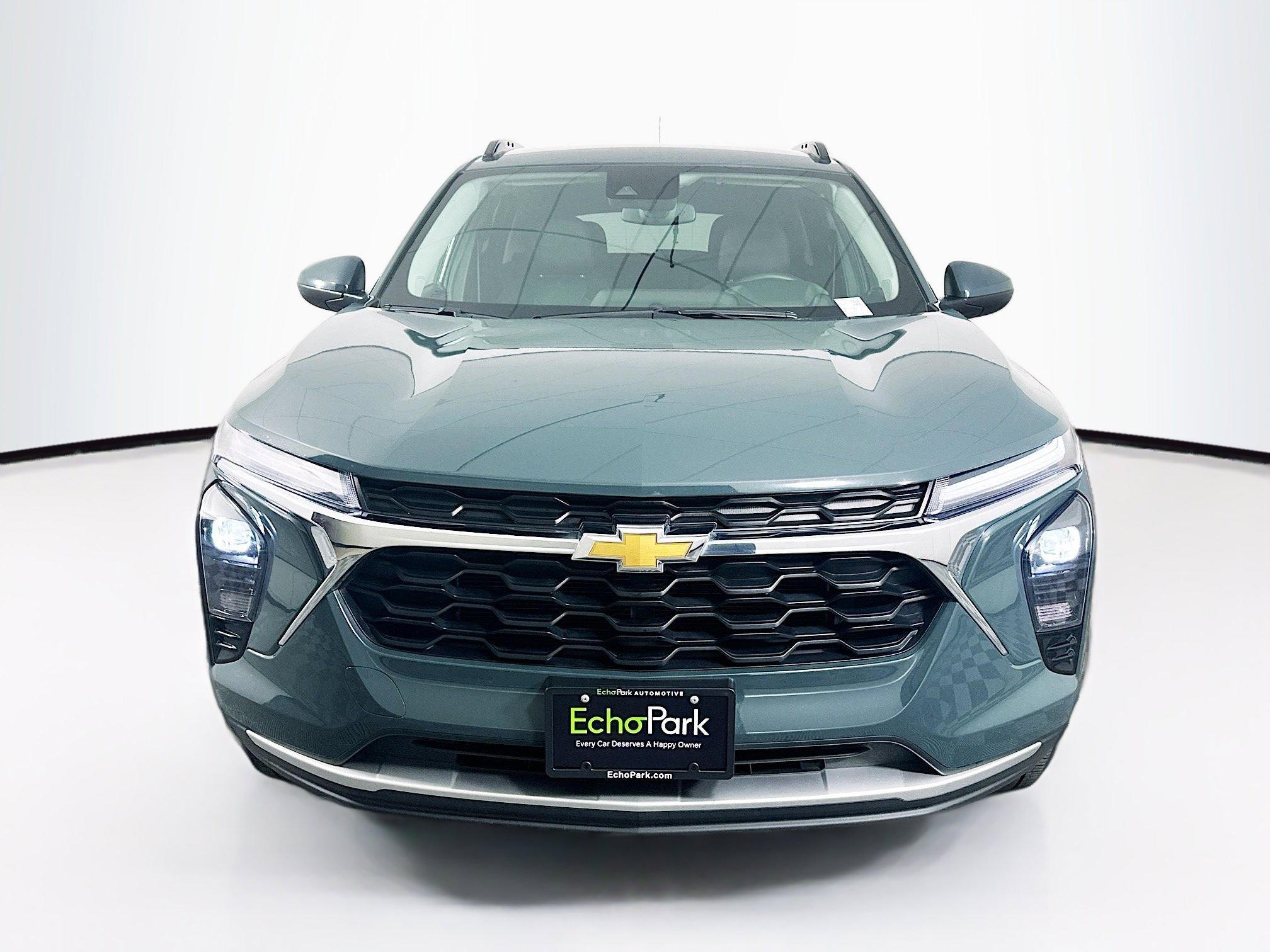 Used 2025 Chevrolet Trax LT w/ LT Convenience Package image 2