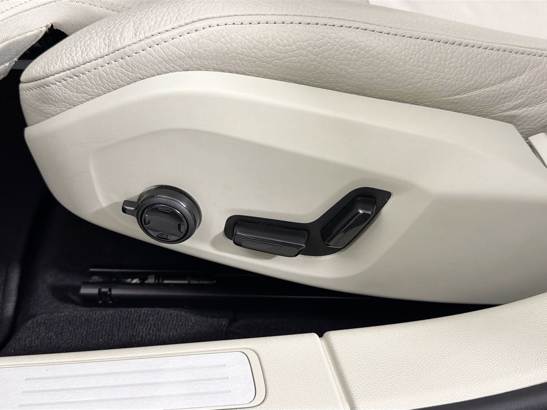 Certified 2024 Volvo S60 B5 Ultimate w/ Climate Package image 20