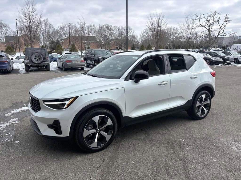 Used 2025 Volvo XC40 B5 Plus w/ Protection Package Premier image 3