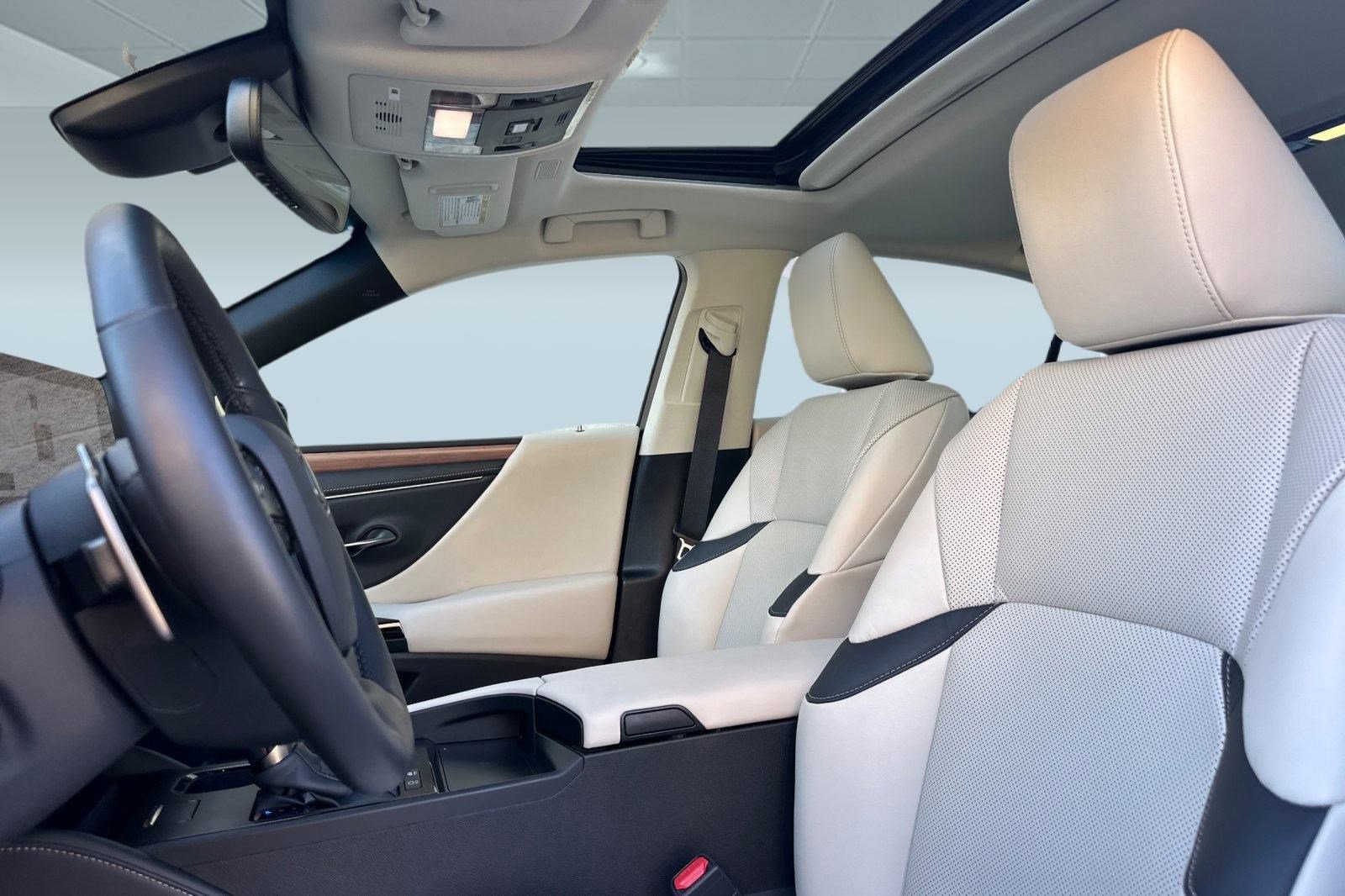 Certified 2025 Lexus ES 300h w/ Premium Package image 5