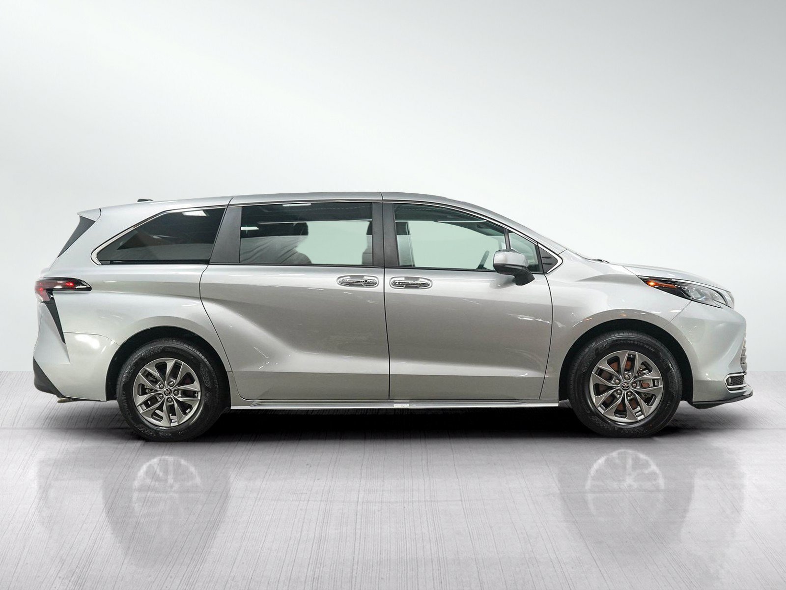 Used 2024 Toyota Sienna XLE FWD image 6