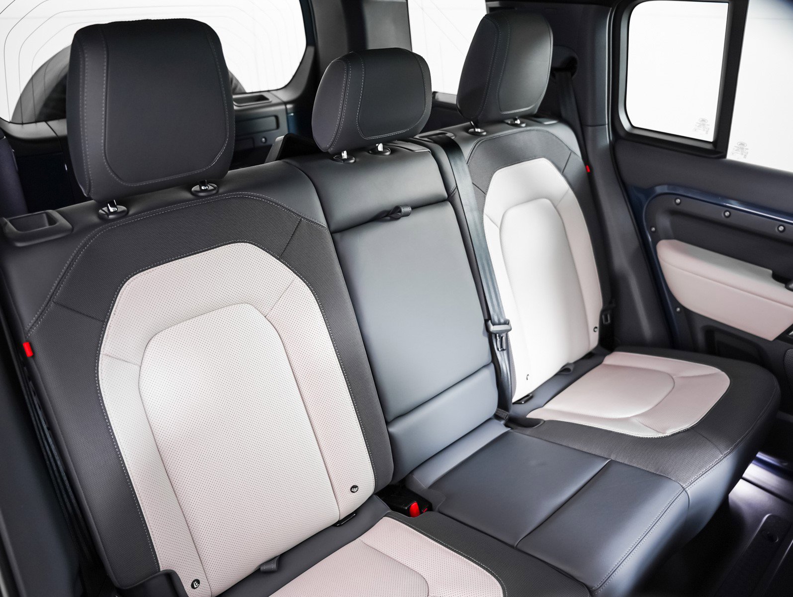 Used 2023 Land Rover Defender 110 X-Dynamic SE image 7