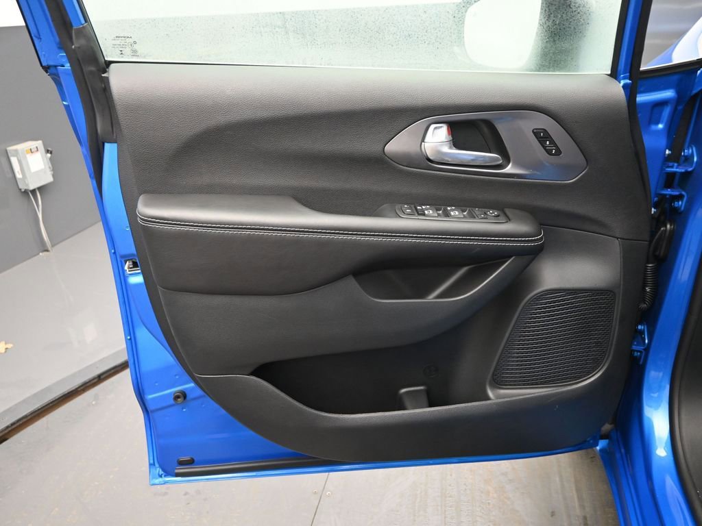 New 2026 Chrysler Pacifica Select image 12