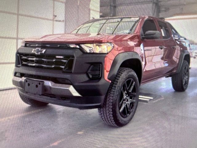 Used 2025 Chevrolet Colorado Trail Boss w/ Midnight Edition AWD/4WD image 2